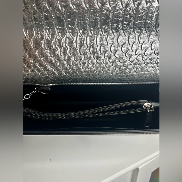 Sliver Vegan Leather Shoulder bag - Picture 10 of 12